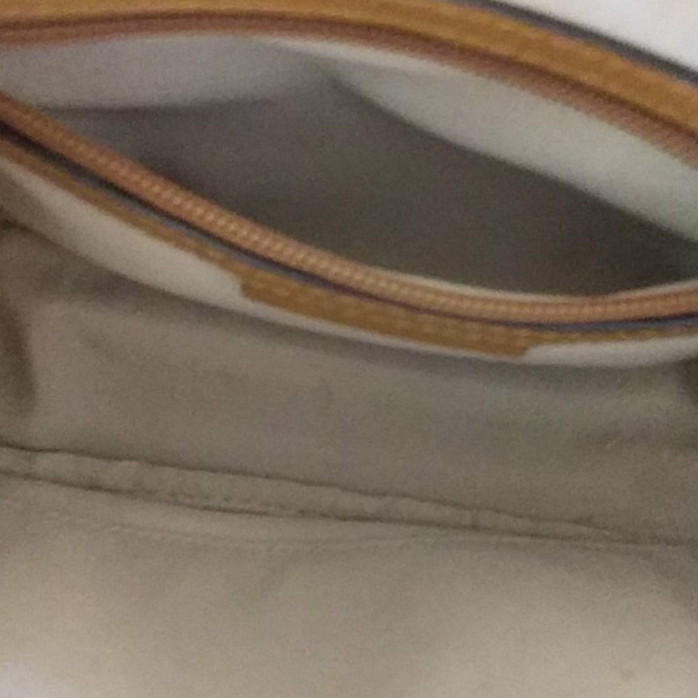 Michael Kors Crossbody Bag. - Picture 5 of 7